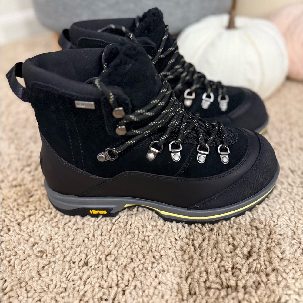 UGG Brecken Lace- Women’s winter boots. 
Retail $220